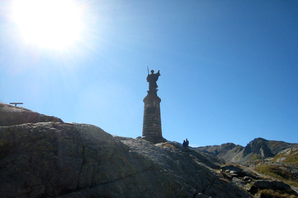 La statue de saint-Bernard surplombe aujourd’hui l’ancien temple de Jupiter