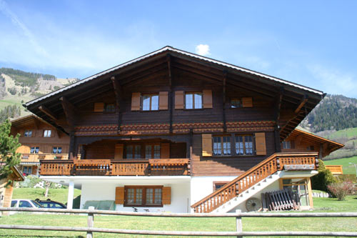 Chalet moderne dans le village de Rossinière