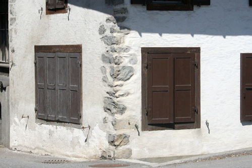 Constuction en maçonnerie dans le village de Rossinière