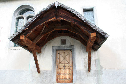 Entrée de l'église de Rossinière