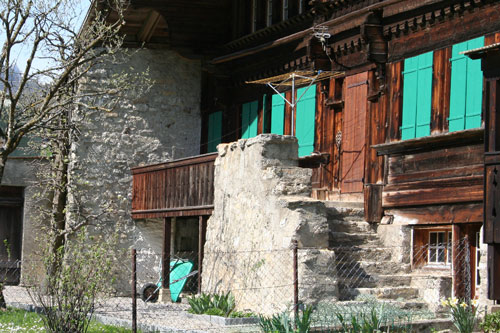 Maçonnerie àla base d'un chalet de Rossinière.